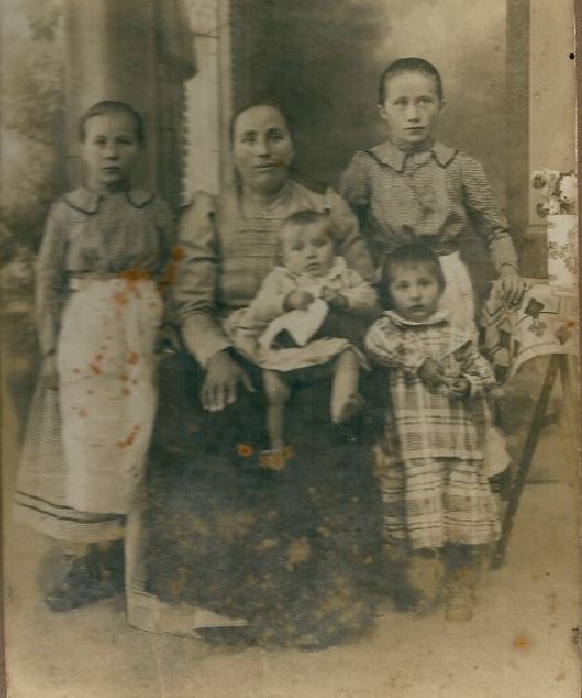 Katarína Dulovičová rod. Javorská s deťmi asi 1922