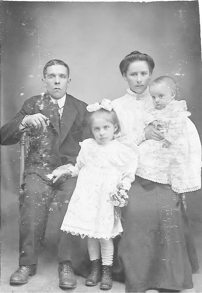 Ján Chripko-Matiaško (1878-1941)s manželkou  Annou Jakubčovou a detmi Máriou a Jánom