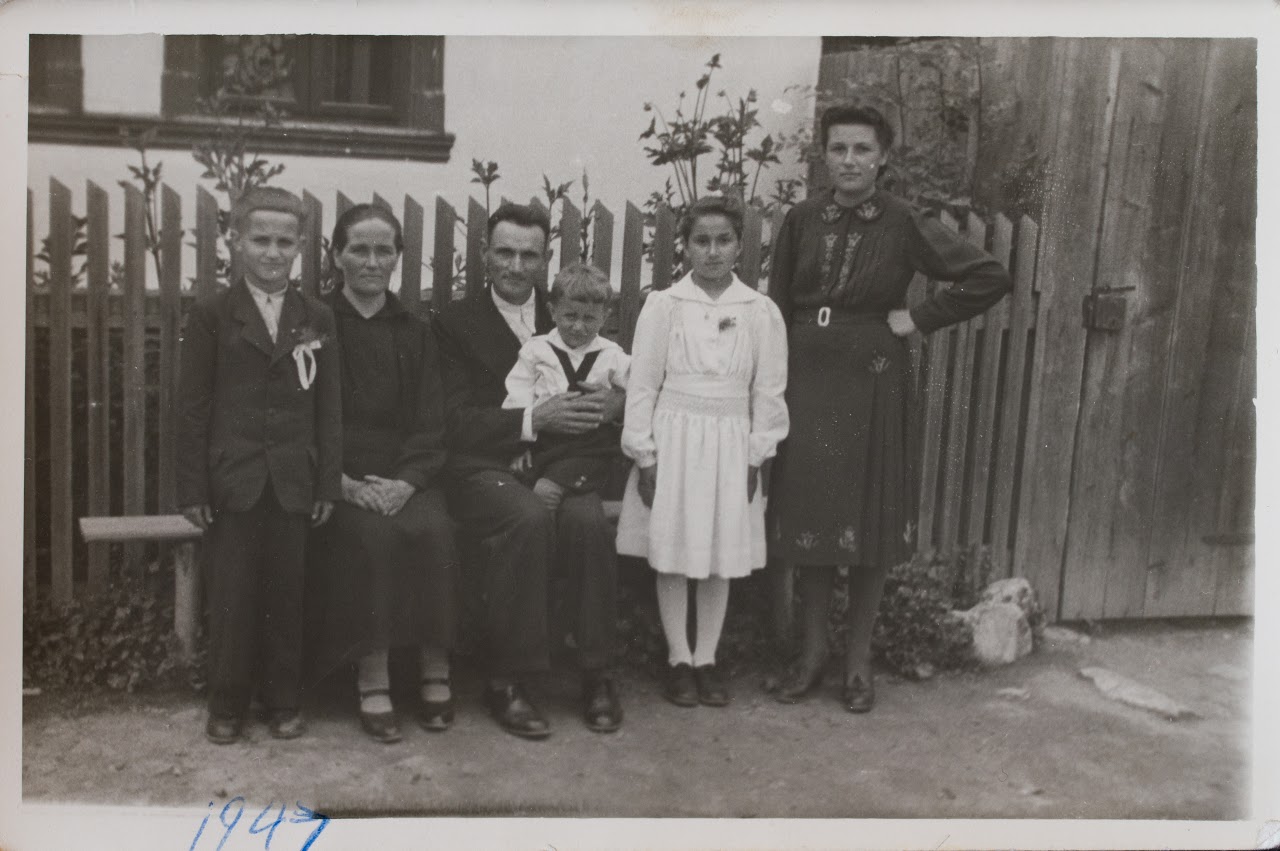 Ján Hoza 1903 s rodinou pred domom na rýnku